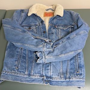 Women’s Levi’s trucker jacket size medium